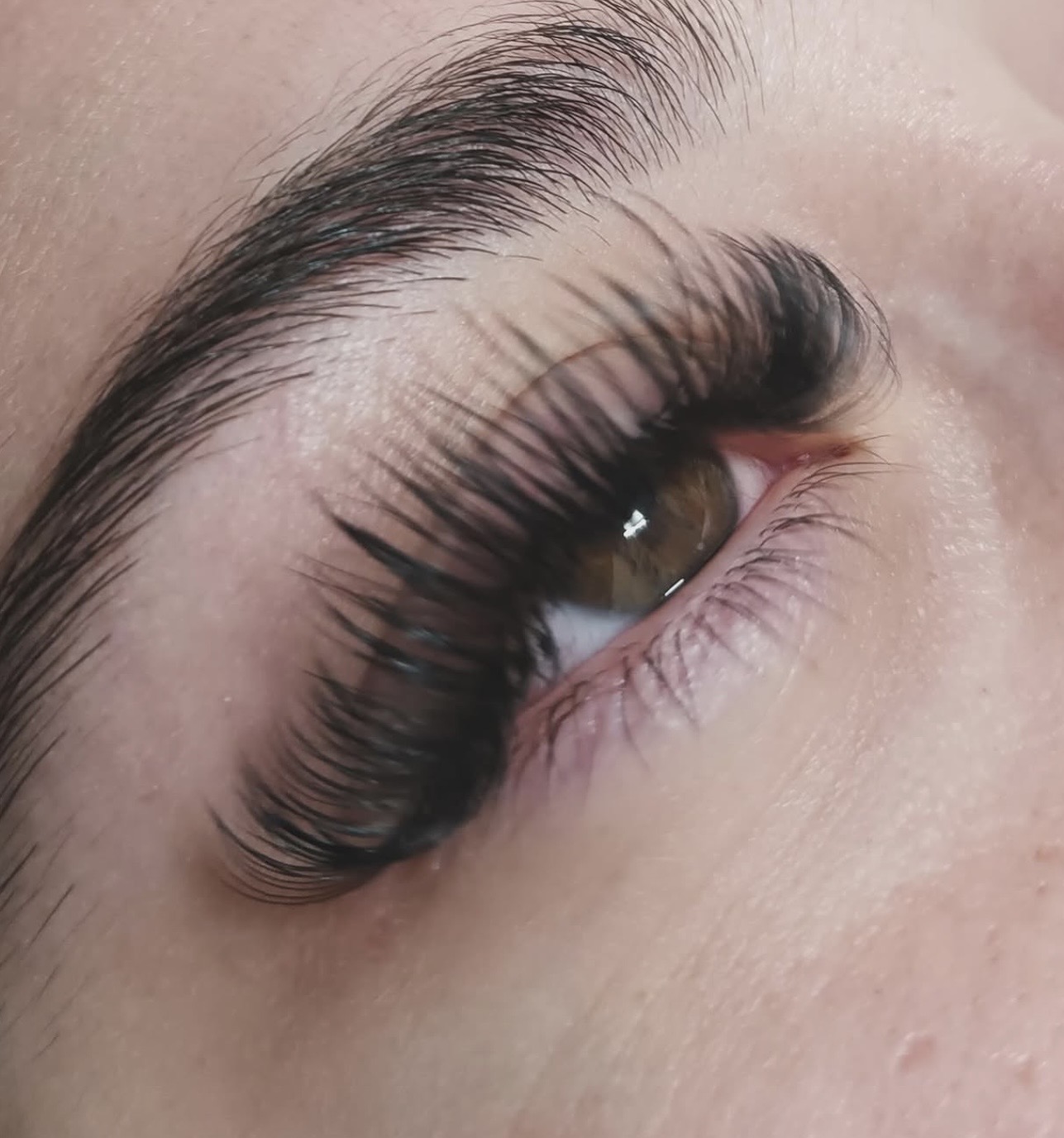 Volume lash extensions detail